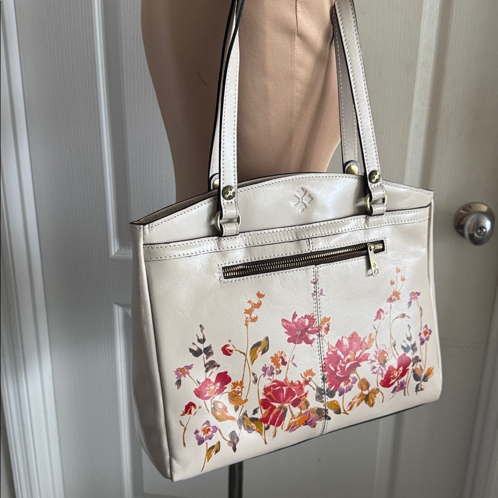 Patricia Nash Leather Handbag Poppy Tote
Aegean Blooms Spot Print Chalk White - Picture 7 of 15